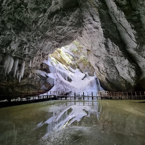 Peștera Scărișoara - cathedral de gheață subterană
